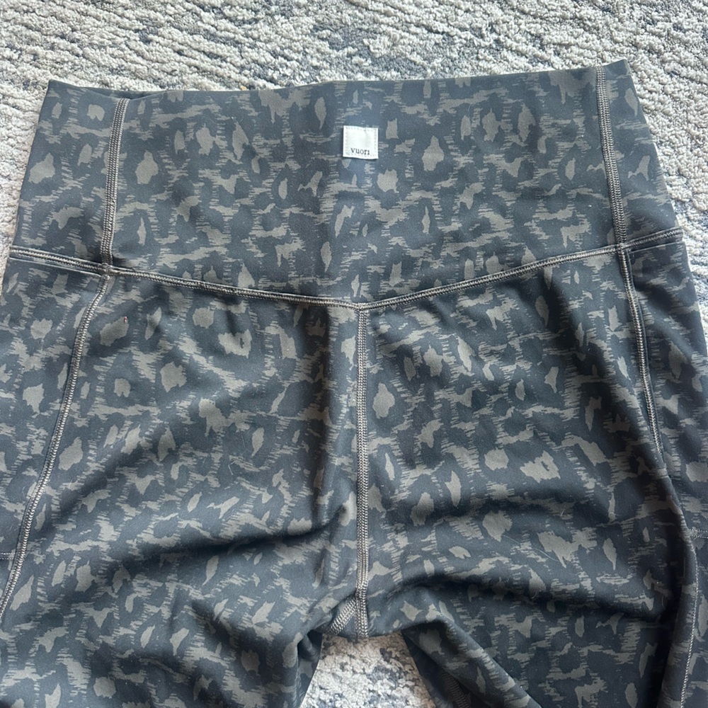 Vuori Studio Pocket Leggings - Leopard Print Fall 2023 Print